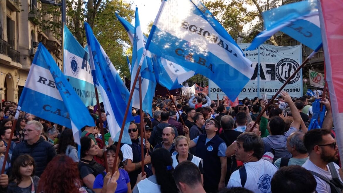 1º de Mayo: Día de los Trabajadores. Concentramos en Av Independencia y Defensa: 10:30 hs